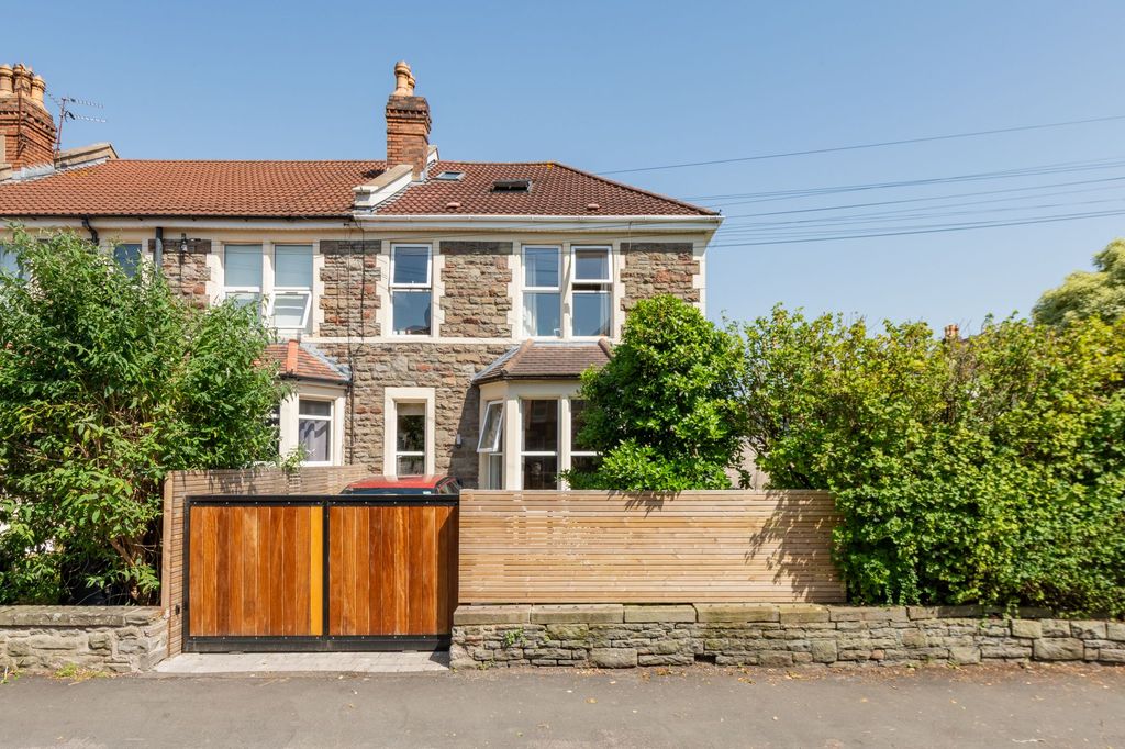 Property photo 1 of 42
