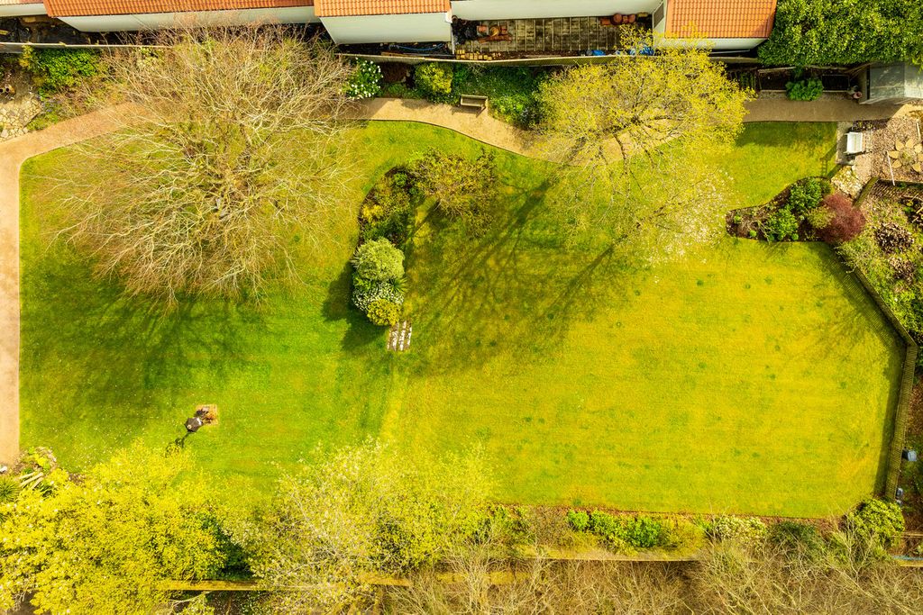 Property photo 2 of 11