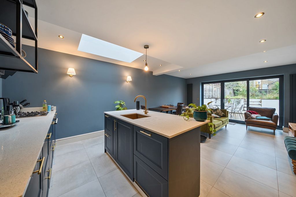 Property photo 3 of 17 Kitchen