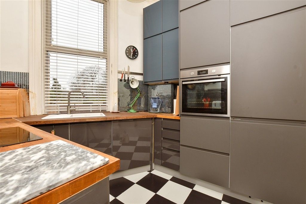 Property photo 3 of 8 Kitchen