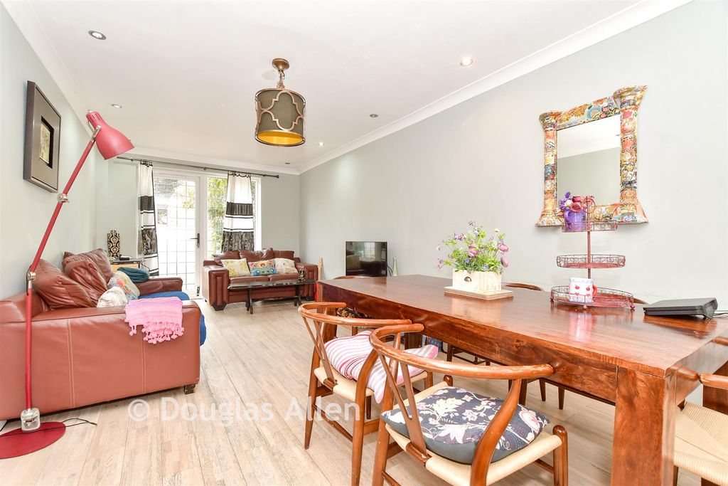 Property photo 3 of 10 Lounge/Diner
