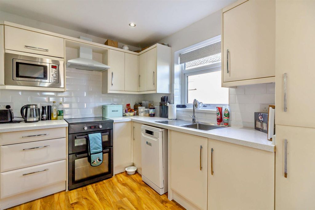 Property photo 3 of 13 8667964-Interior11-800.Jpg