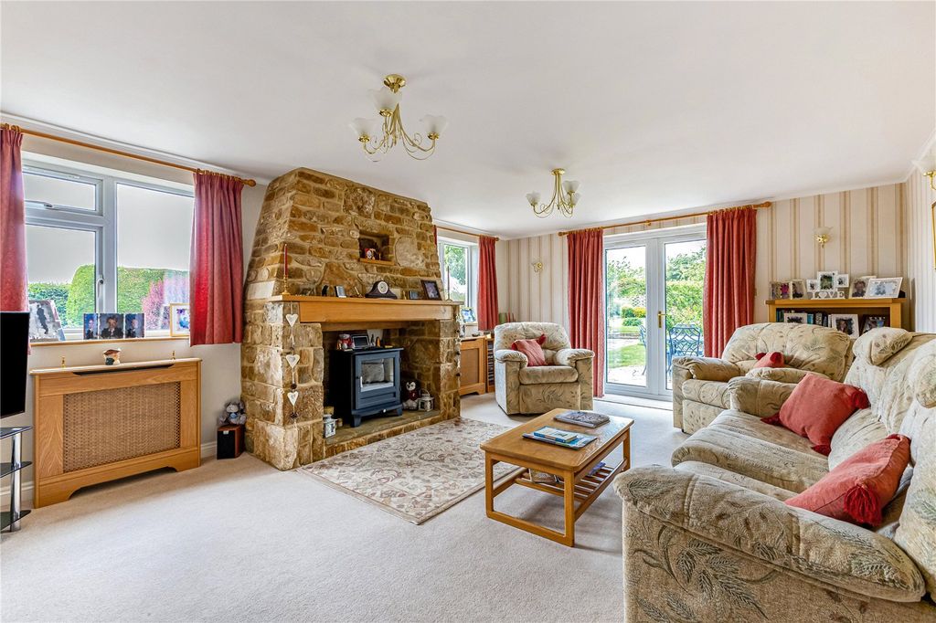 Property photo 3 of 15 Sitting Room