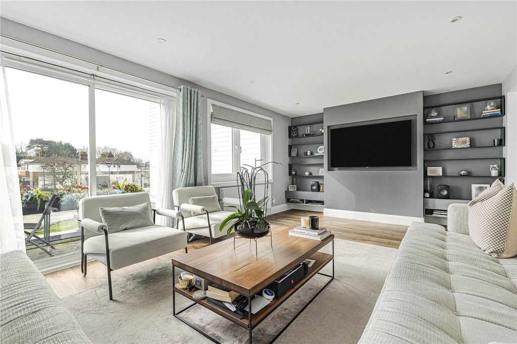 Property photo 2 of 26 Sitting Room