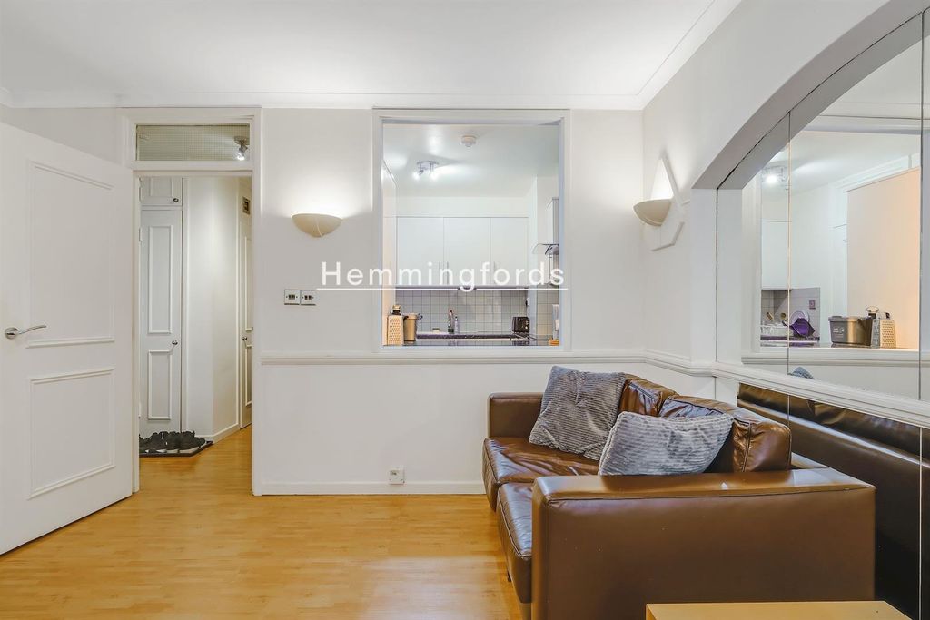 Property photo 3 of 13 05-56A586020-Hn-Hems-210 Queens Quay-21-Medium.Jpg