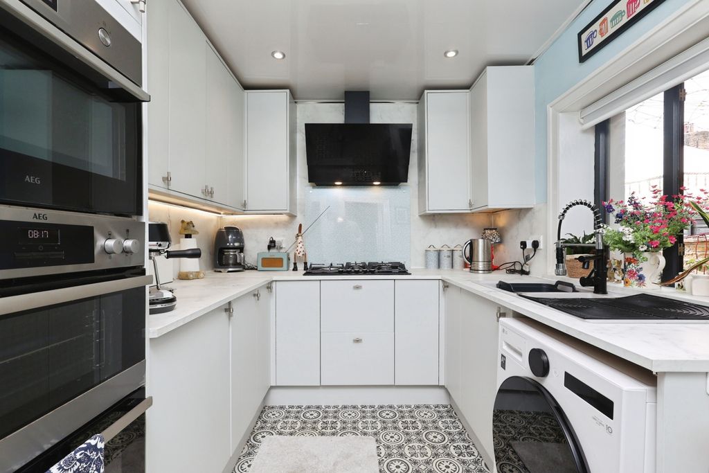 Property photo 3 of 15 Kitchen