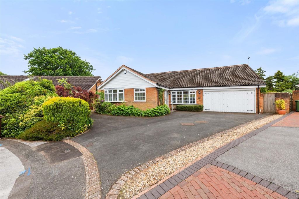 Property photo 1 of 19 6 Cawdon Grove - Front.Jpg