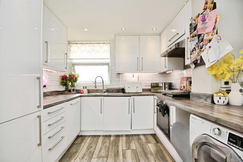 Additional image 5 of 2 bed flat for saleTower Hill, Brentwood CM14