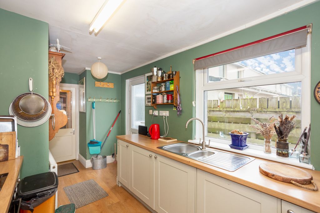 Property photo 3 of 20 Kitchen