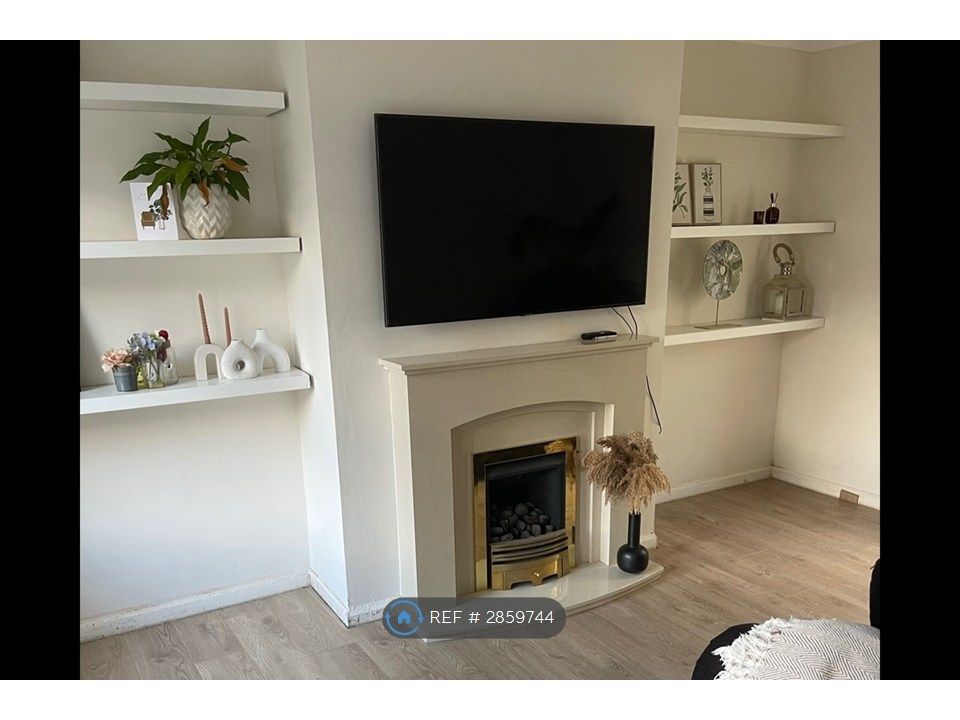 Property photo 1 of 17 Living Room