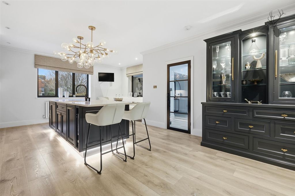 Property photo 3 of 37