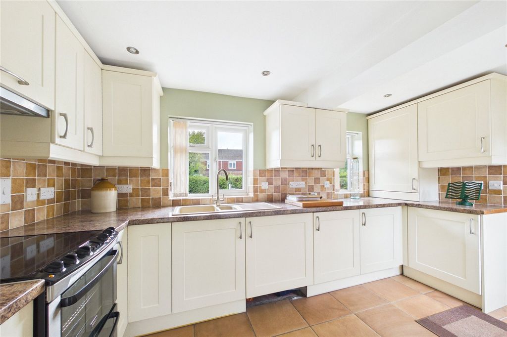Property photo 3 of 9 Kitchen