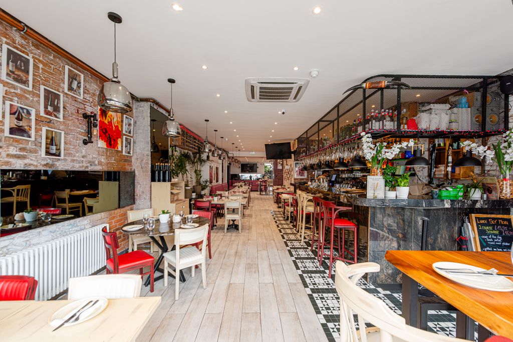 Property photo 2 of 17 Stroud Green Road 119-001