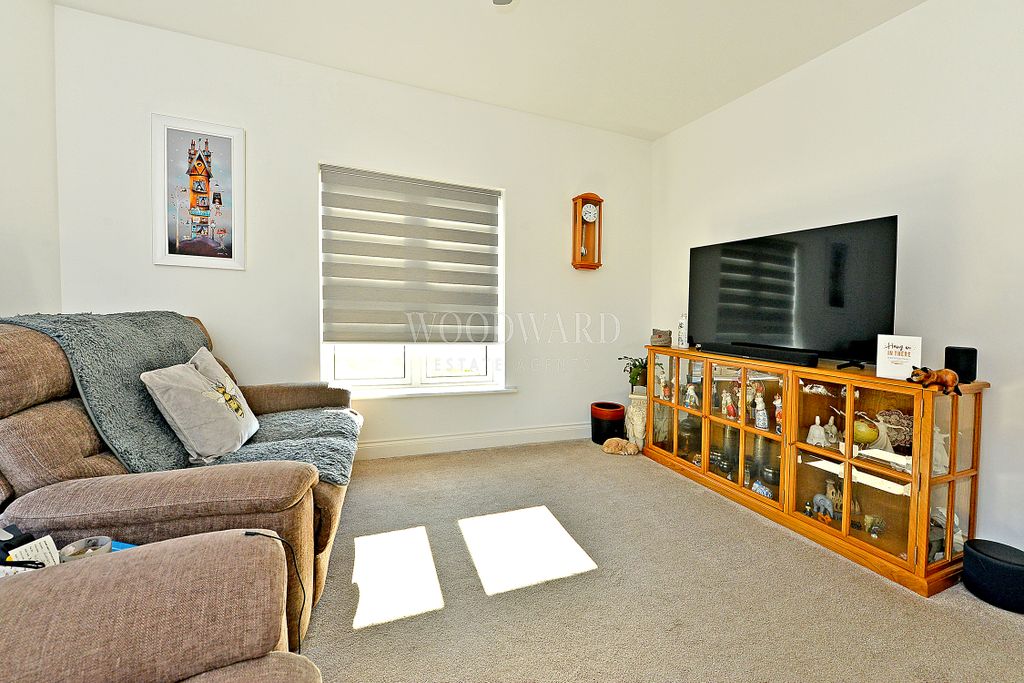 Property photo 3 of 21 Living Room