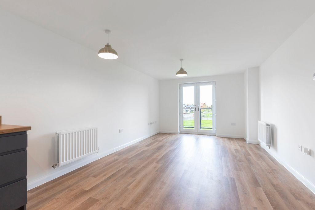 Property photo 2 of 10 Flat 11, Ridge Close-005