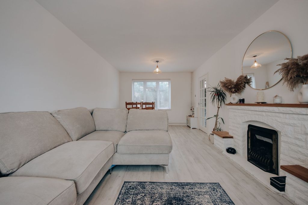 Property photo 1 of 11 Living/Dining Room