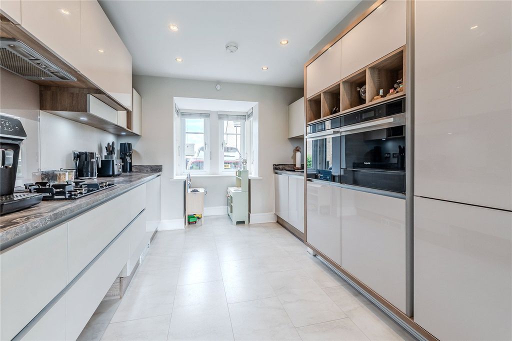 Property photo 3 of 18 Kitchen