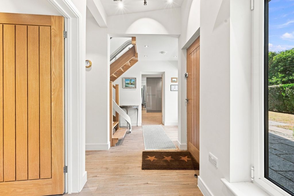 Property photo 3 of 18 Hallway