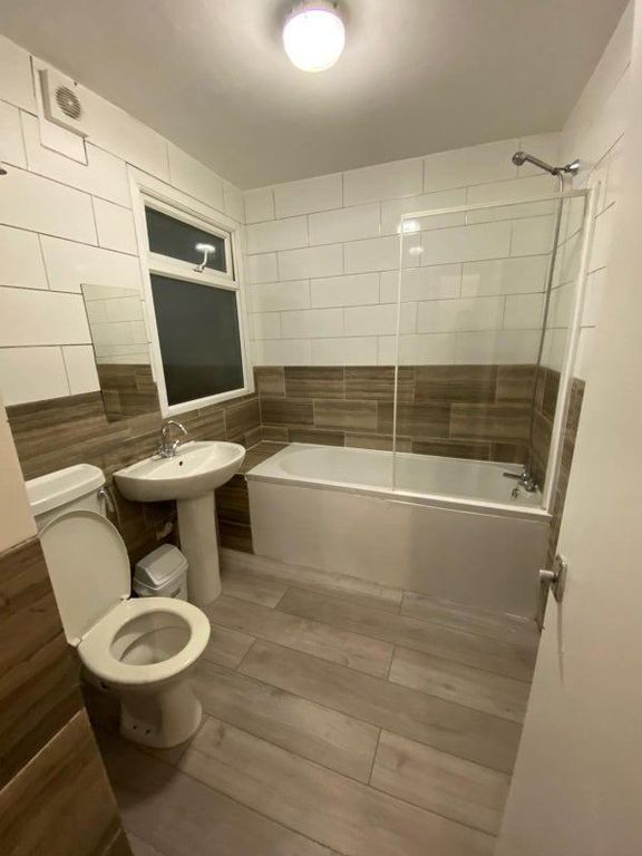 Property photo 3 of 11 Shared Bathroom