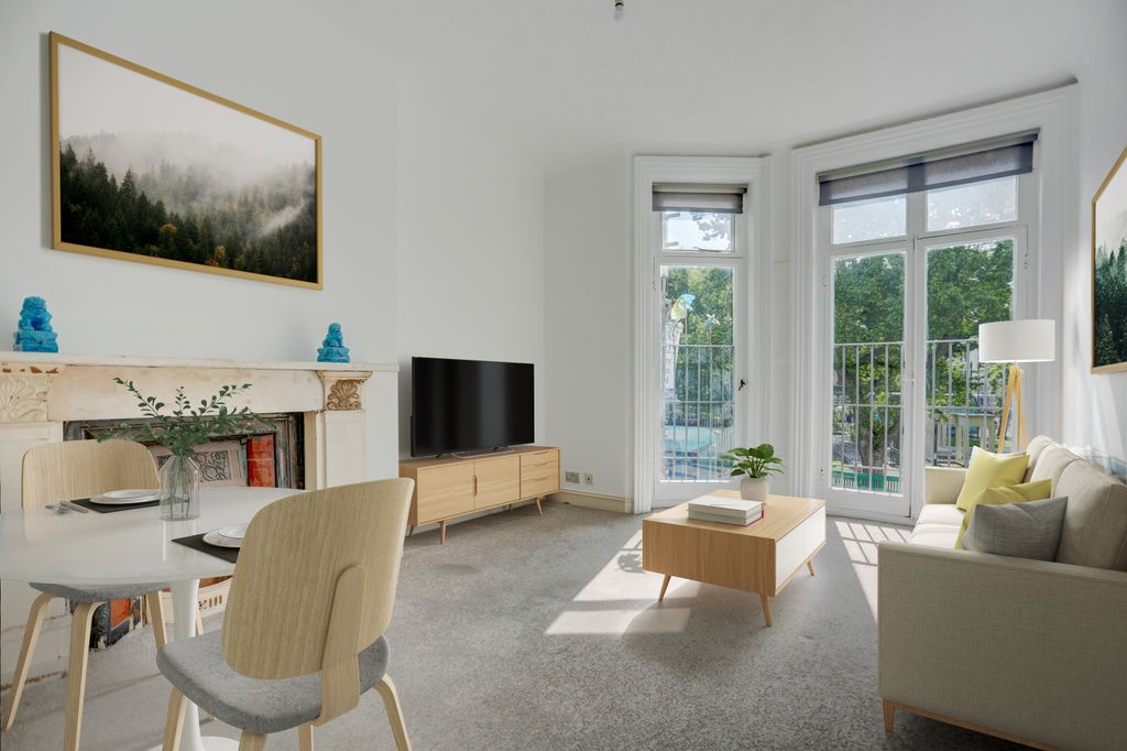 Property photo 1 of 12 Livingroom