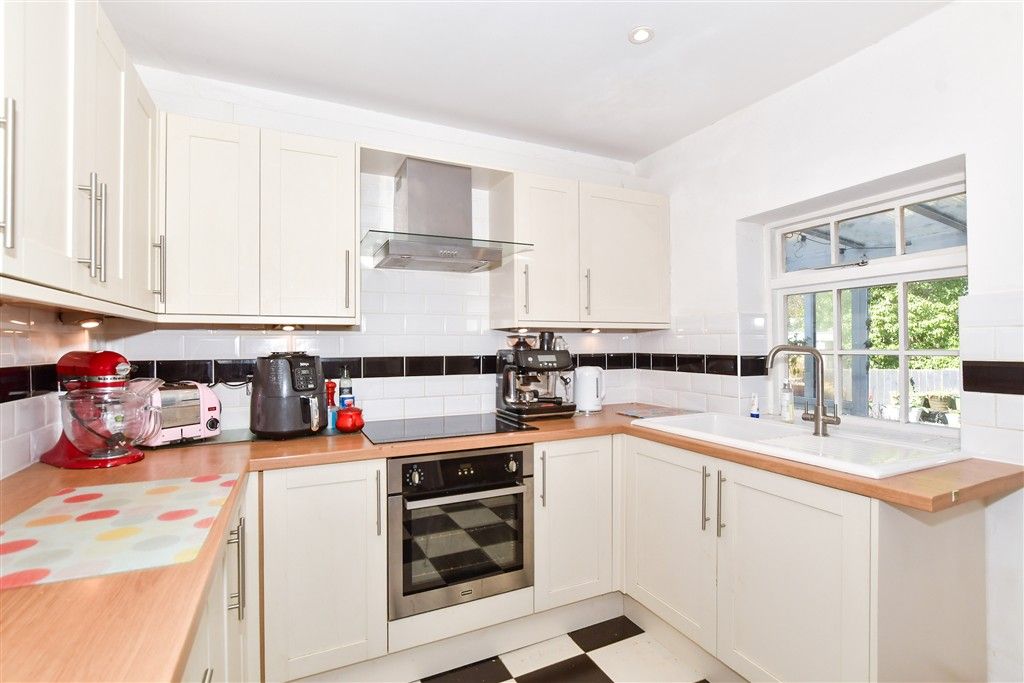 Property photo 2 of 9 Kitchen