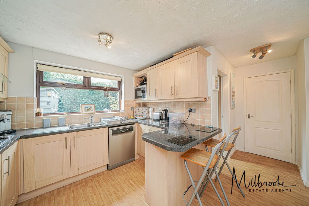 Property photo 2 of 32