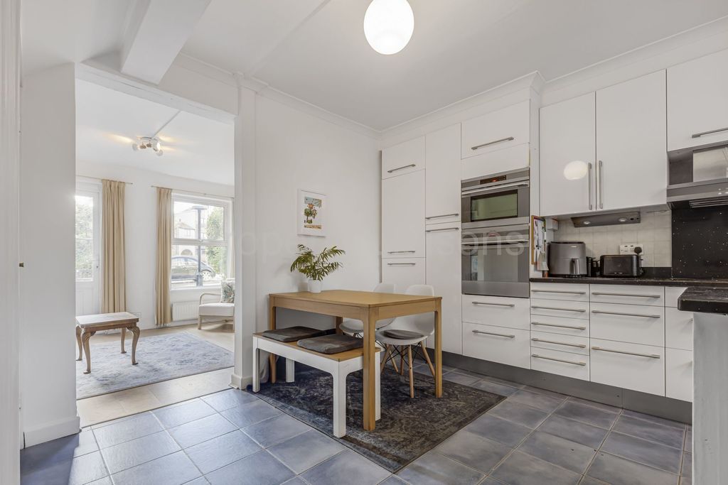 Property photo 3 of 12 Photo 8