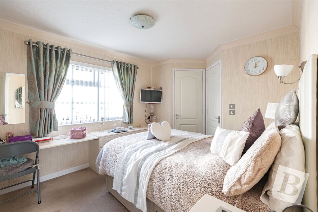 Property photo 2 of 16 Bedroom