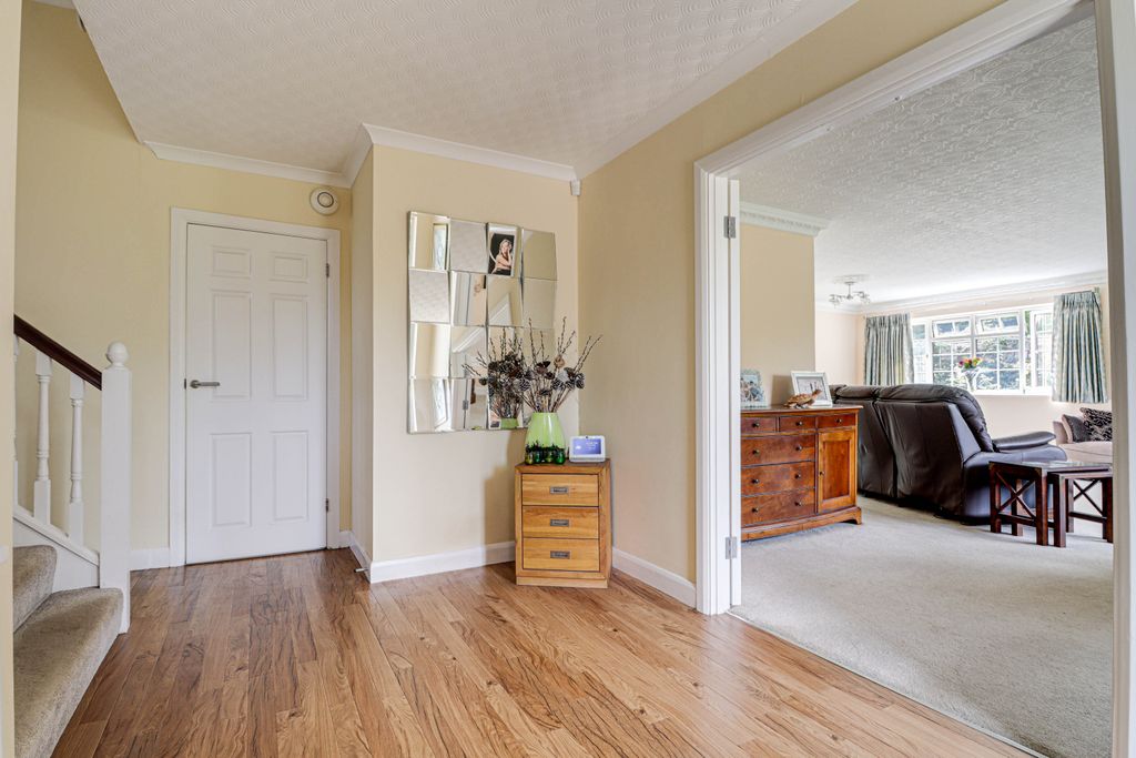 Property photo 2 of 33 Entrance Hall