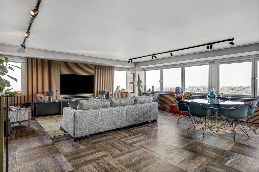 Property photo 2 of 40 Burghley_House_18_.Jpg