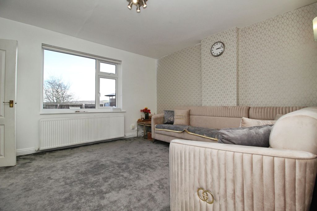 Property photo 3 of 15 Lounge