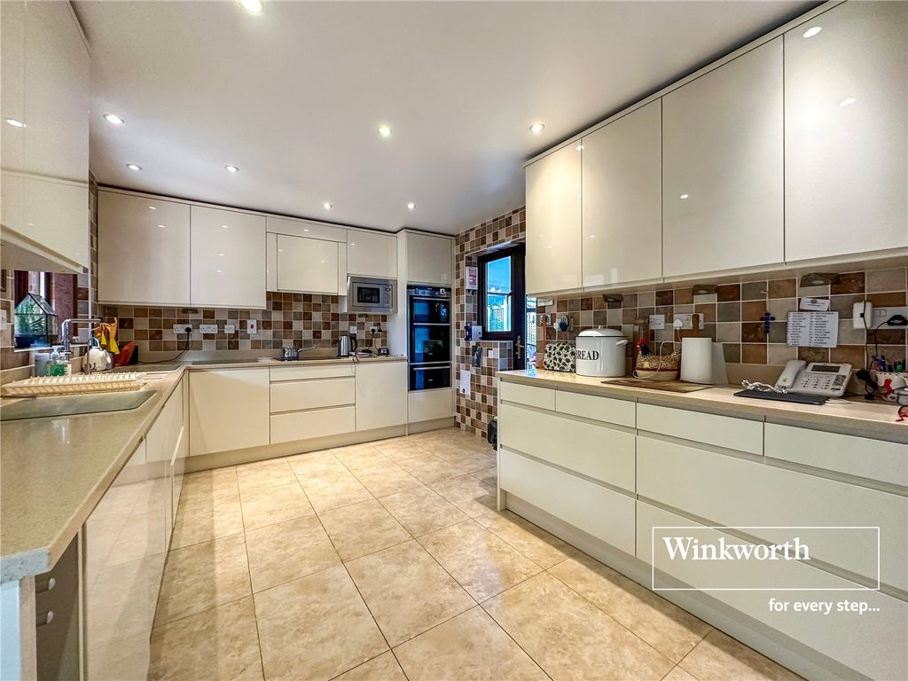 Property photo 2 of 21 Picture No. 23