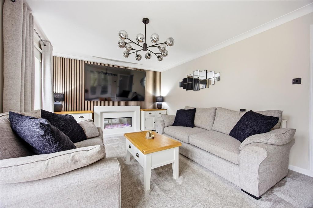 Property photo 2 of 37 19_Village_Green_Lennoxtown_022.Jpg