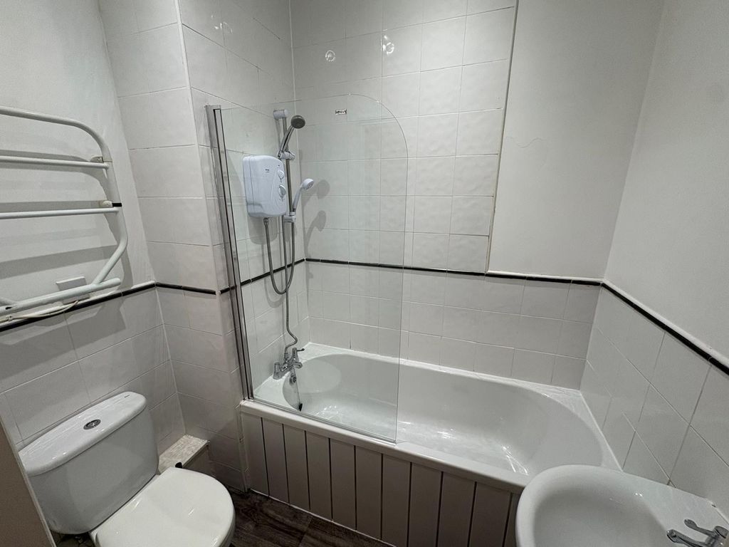Property photo 2 of 9 Bathroom