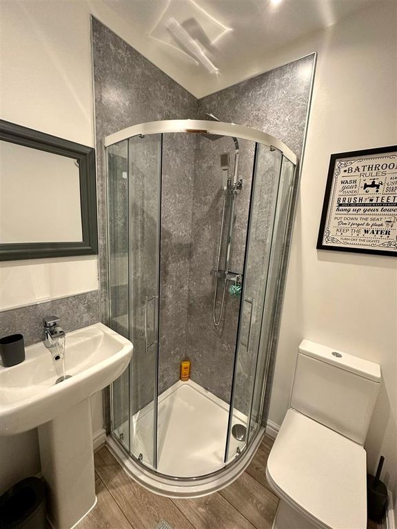 Property photo 1 of 7 Ensuite