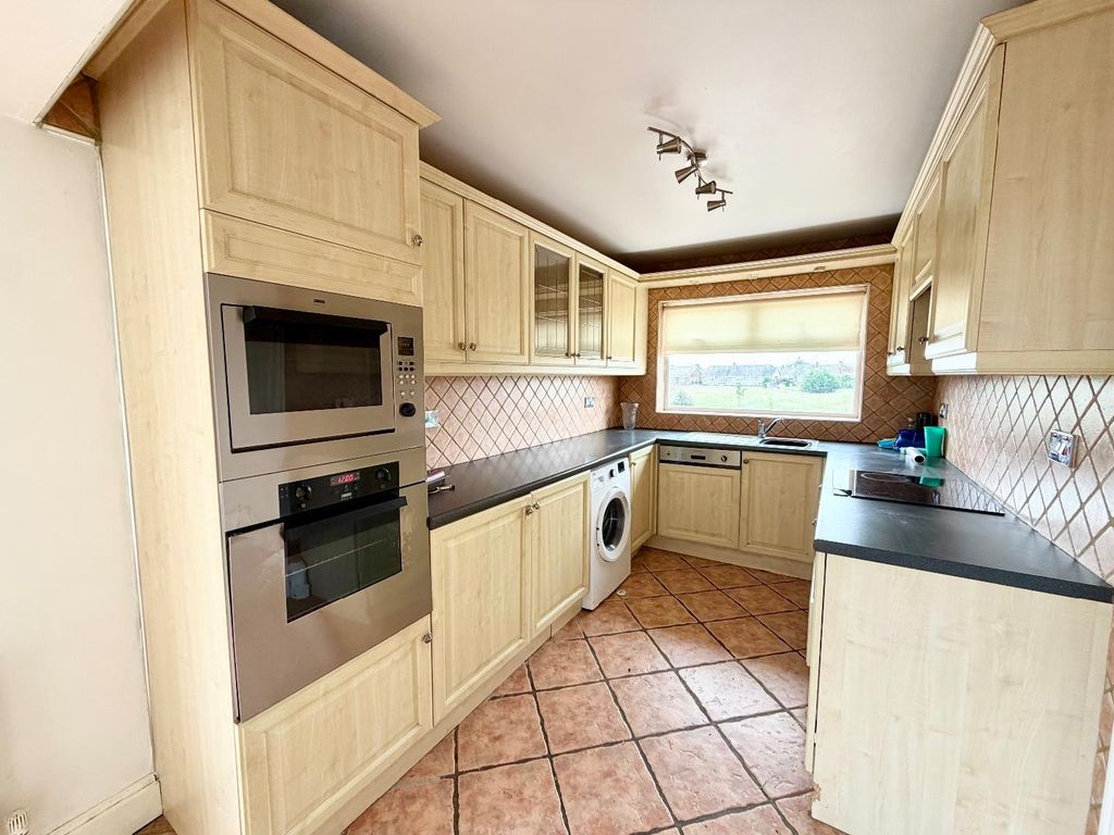 Property photo 3 of 11 Kitchen