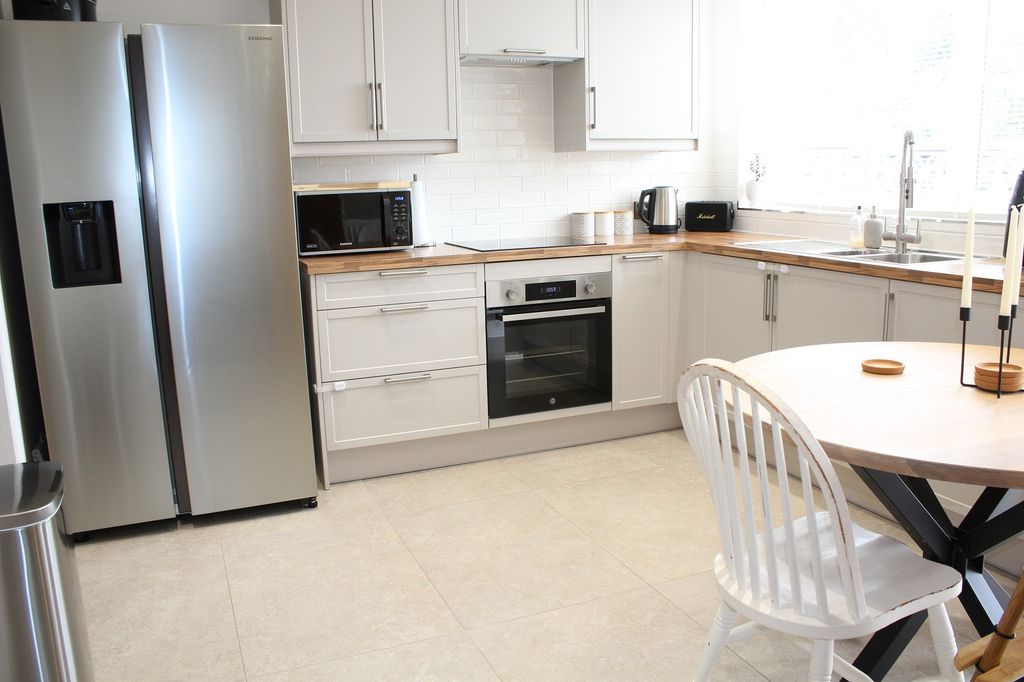Property photo 2 of 11 Fitted  Dining Kitchen
