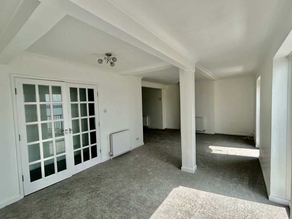 Property photo 3 of 23 Lounge / Dining Room