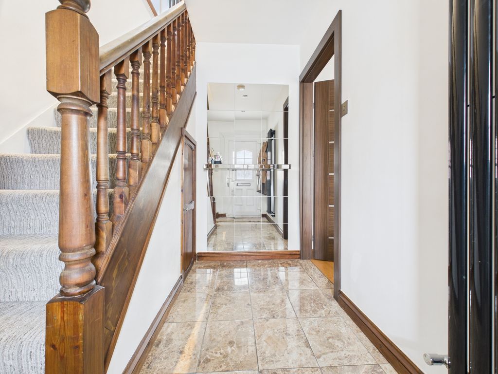 Property photo 3 of 22 Cam03729G0-Pr0231-Still011