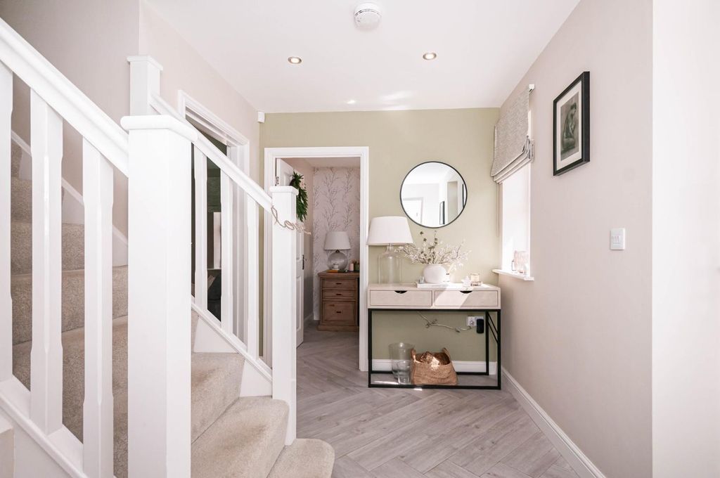 Property photo 3 of 27 Entrance Hall