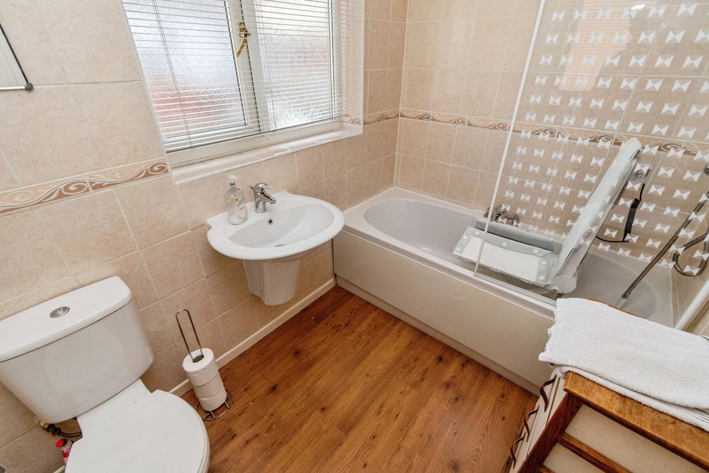 Property photo 3 of 19 Bathroom