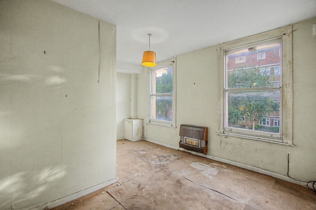 Property photo 3 of 11 Flat B, 43 Victoria Road, Finsbury Park, London, N4 3Sj