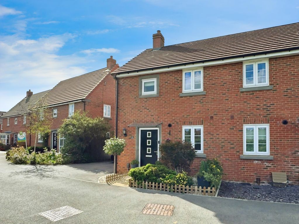 Property photo 1 of 16 Ewemove Estate Agents Basingstoke - Hewitt Road -