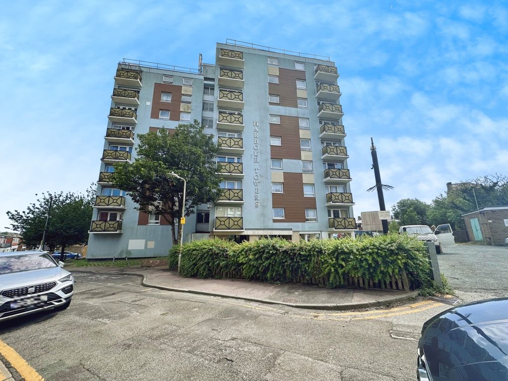 Property photo 3 of 9 Harbour Towers Ma...