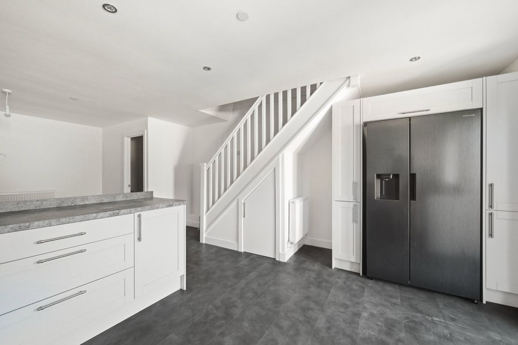 3 bed town house for saleWoodland Street, Mountain Ash CF45