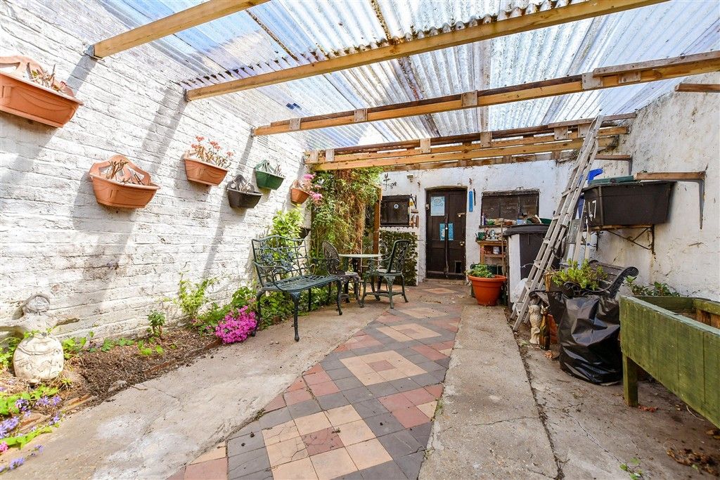 Property photo 2 of 19 Driveway/Parking