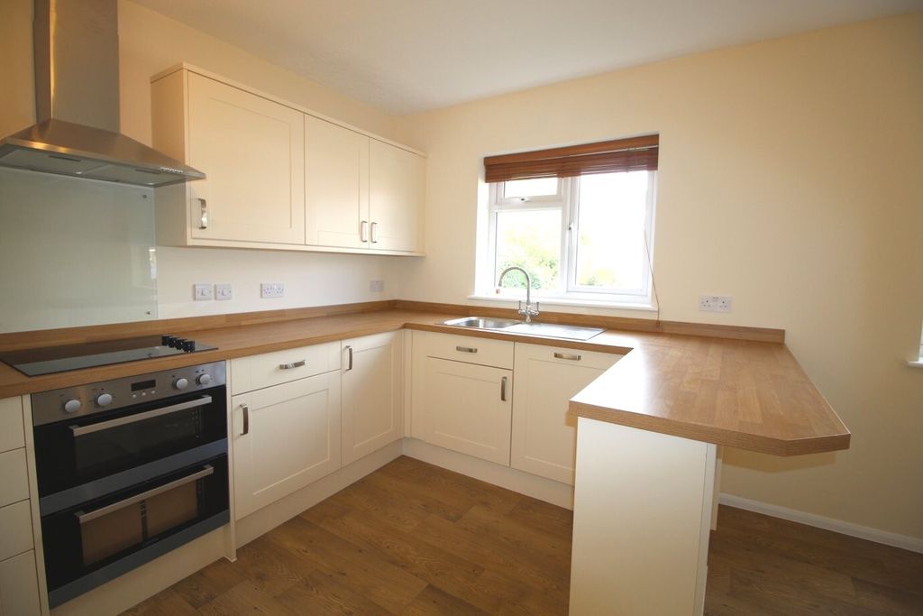Property photo 3 of 16 Kitchen