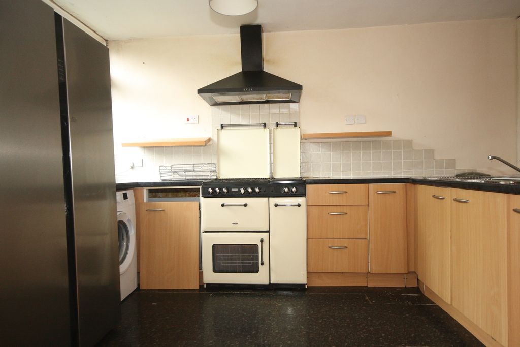 Property photo 3 of 7 Kitchen
