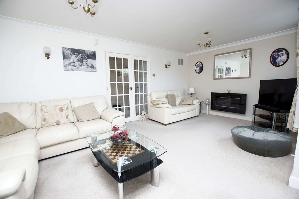 Property photo 2 of 17 Lounge