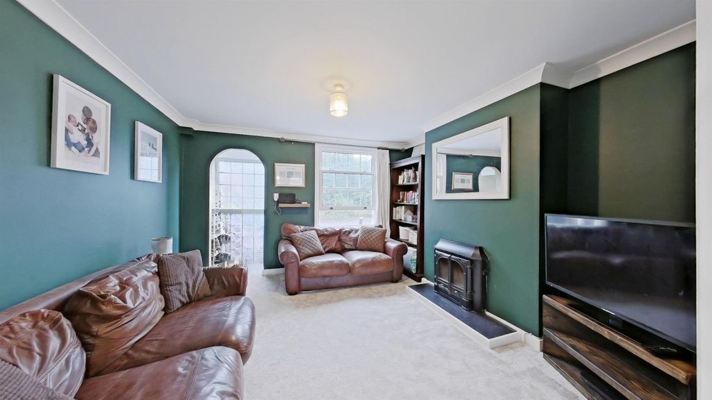 Property photo 3 of 16 Lounge